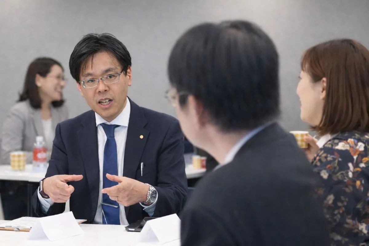 ソコナラMEETで、経営層と参加者が同じテーブルで対話している様子