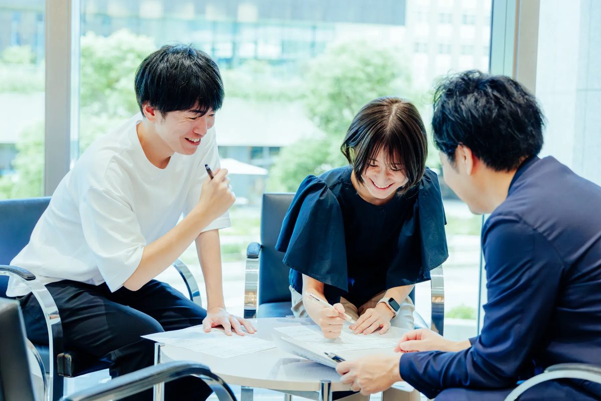 ソコナラWEBを見ながら話し合う参加者
