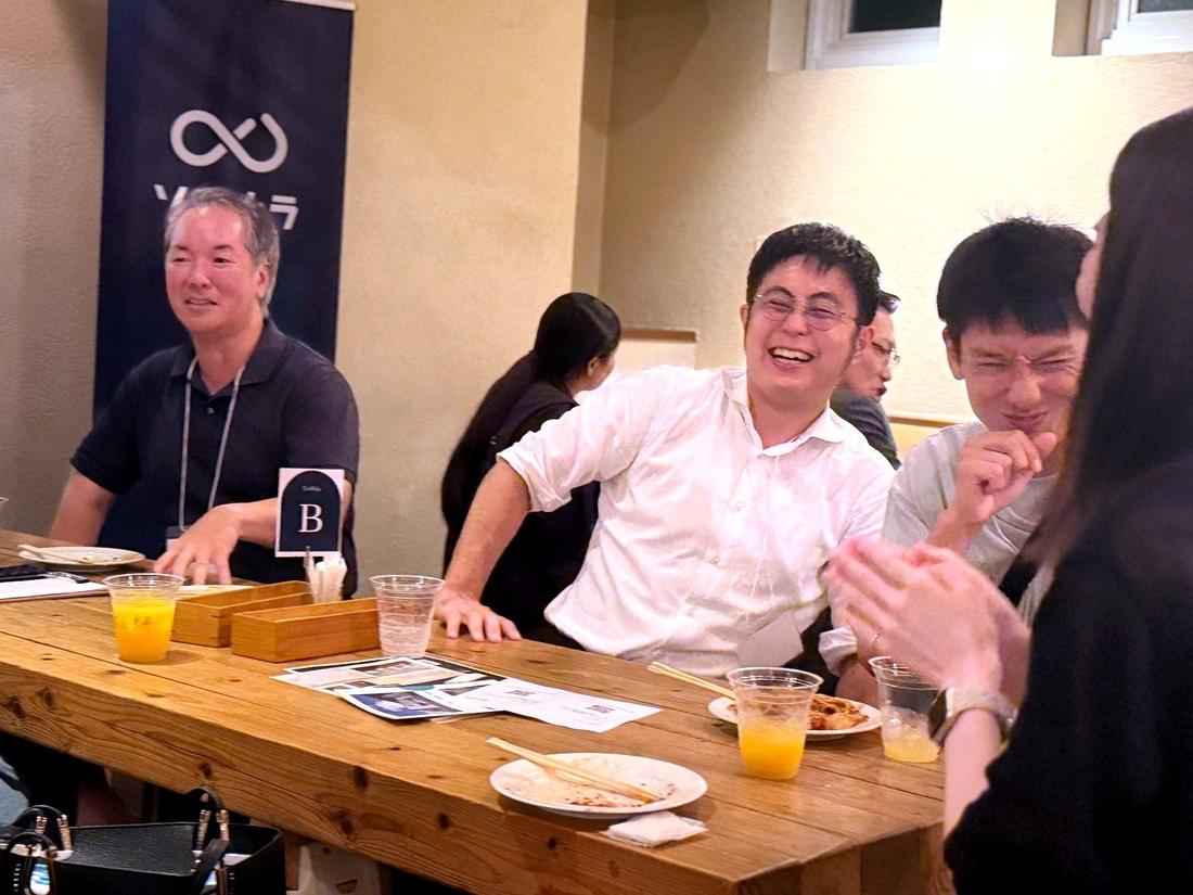 笑い声のあがる交流の様子