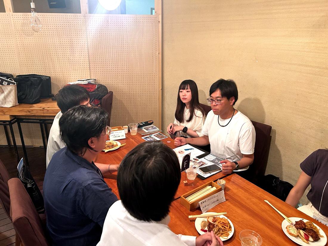 テーブルを囲んだ対話の様子